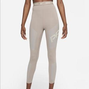 Nike Pro Dri-FIT Women’s High-Waisted 7/8 Graphic Leggings Sustainable Materials